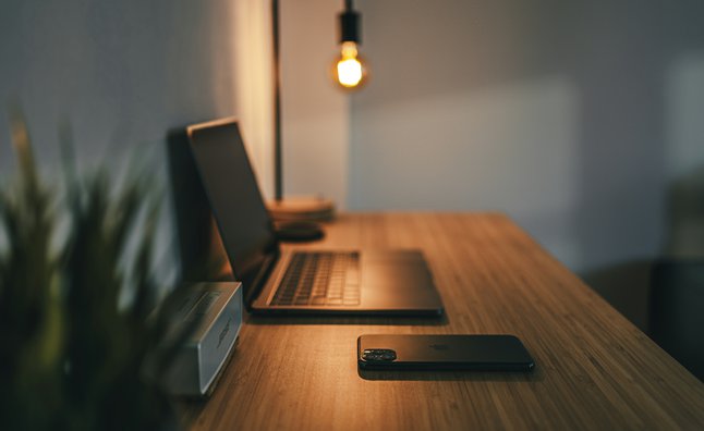 Why Fixed Desks Help Build Creative Discipline